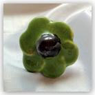 Pierścionek z zielono-granatowym kwiatkiem